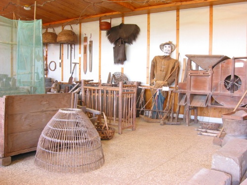 各式各樣的竹製品，如雞籠、竹籃、竹簍、嬰兒床…...等陳列於孝威國小地方文物館。