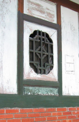 由木匠師傅簡九設計的木窗，其下更雕飾著花紋以與窗櫺相互搭配。