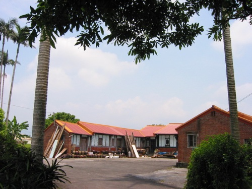 因無適合瓦料及師傅，目前屋頂已全改為施工便宜迅速的彩色鋼板。