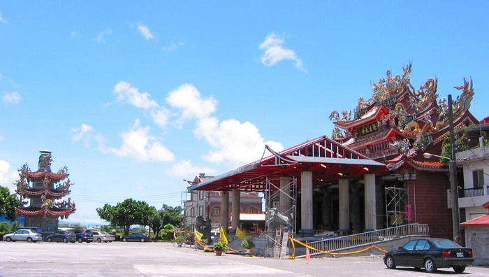 民國七十七年祖厝改建為三興宮，現正新建拜庭。