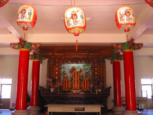 三興宮後進公媽廳內供奉著歷代祖先牌