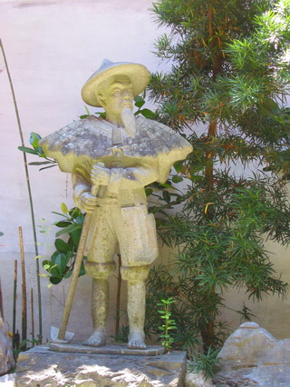 三興宮中庭裏的吳承活雕像，以前貧窮沒有皮帶，吳承活常以草繩繫於腰際間當皮帶用，因此大家稱其為「草繩公」。