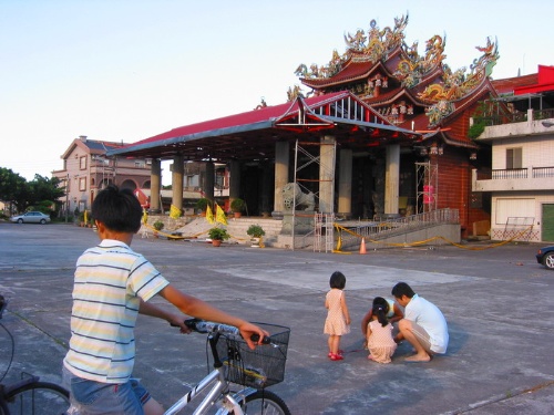 三興宮前埕為吳姓聚落內最主要的公共空間