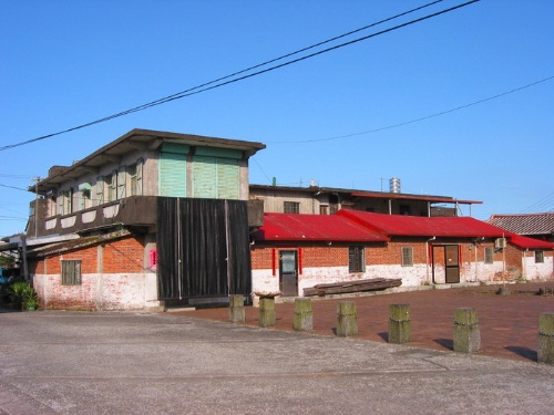 傳統磚瓦屋舍與加建後的水泥房舍