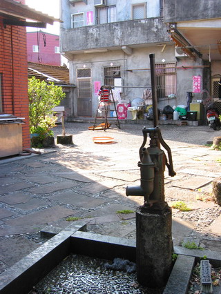 汲水器為先民日常生活取水器具，現仍在使用中。