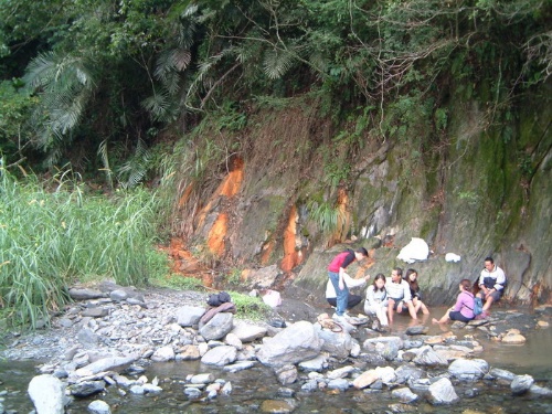 圖5 深部地熱水沿地層破裂面流至地表的現象。圖中地層的節理面成紅橙色，即為地熱水流出地表後，沈澱出含鐵質物質。