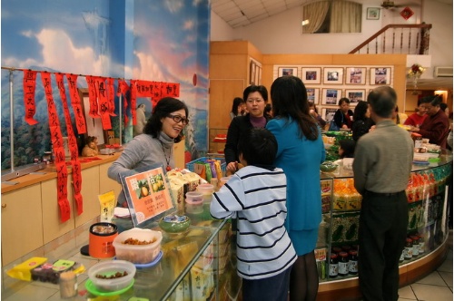 「橘之鄉蜜餞形象館」清楚傳達蜜餞不僅僅是可以極乾淨健康外，也可以是和故鄉情意一體的。