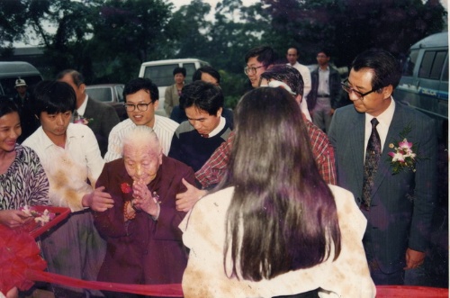 「橘之鄉蜜餞形象館」開幕時由阿嬤剪綵