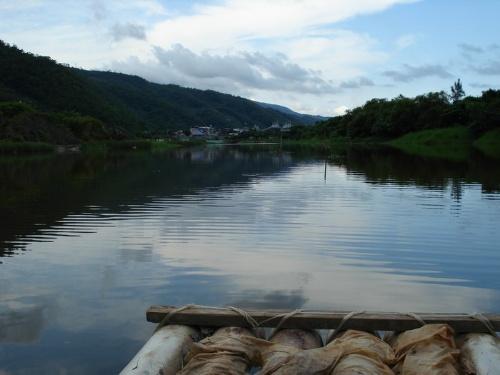 圖7 筆者乘竹筏繞整個港區並以登山杖測試各處底質硬度情形
