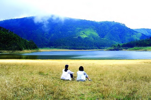 翠峰湖是宜蘭縣最大的山地湖泊，湖域大小在8–20公頃間變動，與松蘿湖同樣具有年消長變化，低水位時湖域似葫蘆狀。山嵐常出沒翠谷間，湖邊有登山步道可上望洋山觀賞雲海。