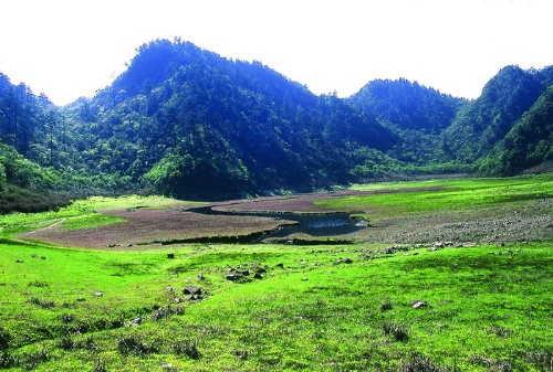 松蘿湖乾水期（陳秋霞攝）。入口為大同鄉玉蘭村的松蘿湖，有十七歲之湖之稱。因梵梵斷層漏洞與蘭陽不同季節的水資源之故，四季有不同的面貌。乾旱季節，水域僅剩一條S形小水溝，週邊水草宛如翠綠的大草氈；梅雨季或颱風期，水位暴漲，形成壯觀的山中湖，而後湖水再慢慢由斷層漏洞滲漏。