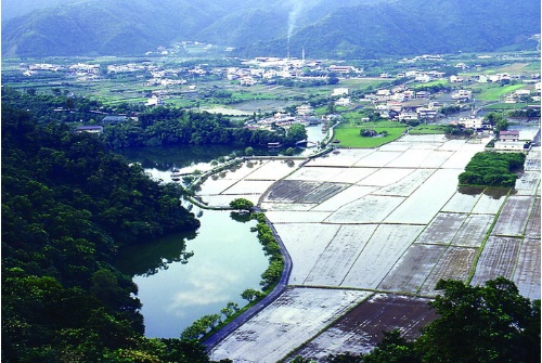 大湖生態風景遊樂區有賞湖遊艇，可觀賞湖泊生態，從山邊的賞鳥步道可鳥瞰湖域全景、崩山湖、二湖、蜊仔埤、員山、溪北平原，湖內水鳥豐富。