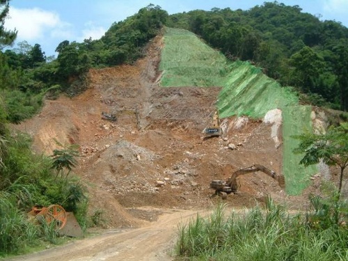 圖6 位於雙連埤谷地南方的永昌礦場（93.05.23），現已停工。