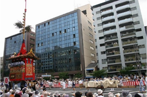 行之千年的京都祇園祭，吸引全世界的遊客不遠千里而來。