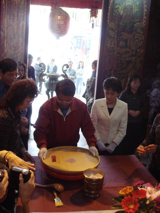 香過一半便可將香爐灰倒出，用細網子過濾將香腳濾出來，再將篩過的粉末放回香爐內。(莊雅惠 攝)