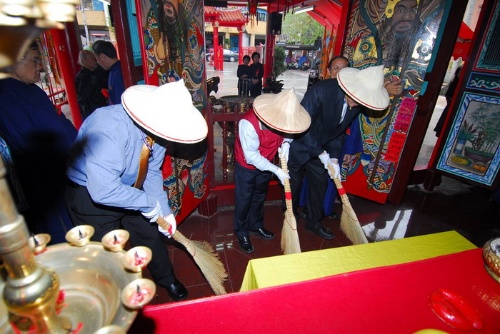 平時神像、香爐及祖先牌位等不能夠隨意亂動，只有在送神完的當天，才能進行清掃擦拭的工作。