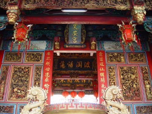 震安宮整體建築宏偉，疊斗構架及雕刻均具保存價值。