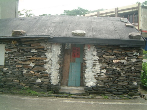 圖2 平地居民用板岩蓋成的石頭屋