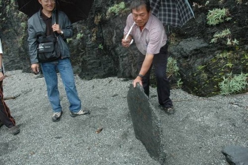 圖8 南方澳內埤海邊沙灘上隨意拾獲的板岩，大小約60cm×80cm。