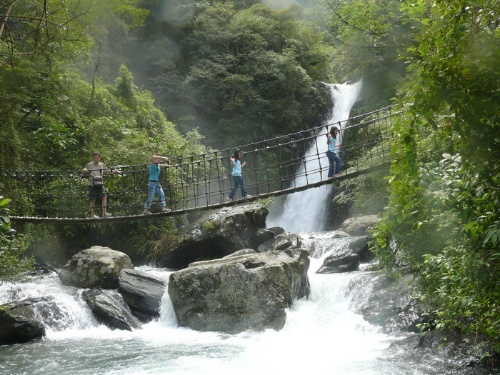 第一層瀑布約20分鐘就可抵達，前有吊橋橫亙於溪流之上，景色最為優美。
