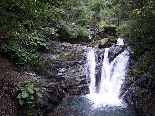 第二層的瀑布落差最小，但寬度最寬，水量少時可形成三道水流。
