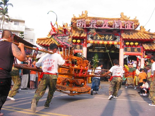 山門、遮雨棚均為光復後改建或增築。