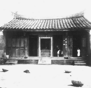 五穀廟正殿外觀及拜亭倒塌後之石珠遺跡 (宜蘭縣史館 提供)