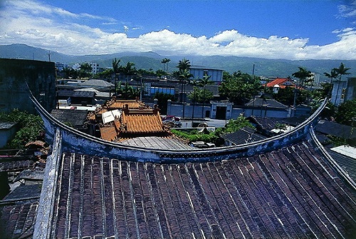 五穀廟全景，由前往後依次為具燕尾脊之正殿、拜亭及山門。 (陳進傳 攝)