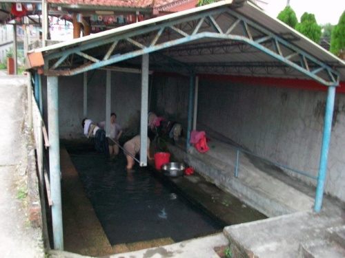 圖2 長方形的湧泉水池提供婦女洗衣、洗菜的場所（礁溪鄉龍潭村）