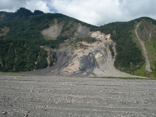 圖5 蘭陽溪上游兩側崩塌的岩壁