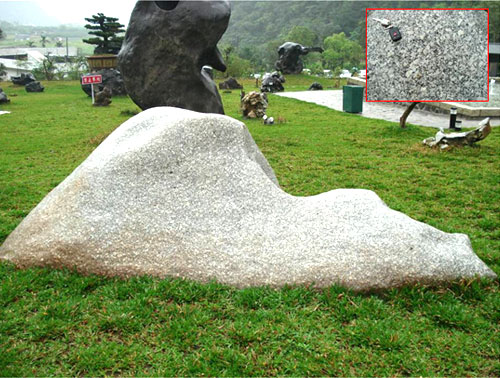 圖4 白色花崗岩。主要由淺色系列的長石和石英所組成，右上角為局部放大圖，白色為長石，透明狀者為石英，黑色點狀為雲母。