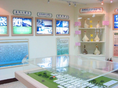 「養鴨研究成果展示館」位於畜產試驗所宜蘭分所內，以圖文解說、照片紀錄、實物與模型的方式，呈現從日治時期迄今傳統養鴨到現代繁育科技的演進過程。