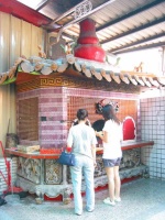 文殿側金爐(莊雅惠攝)