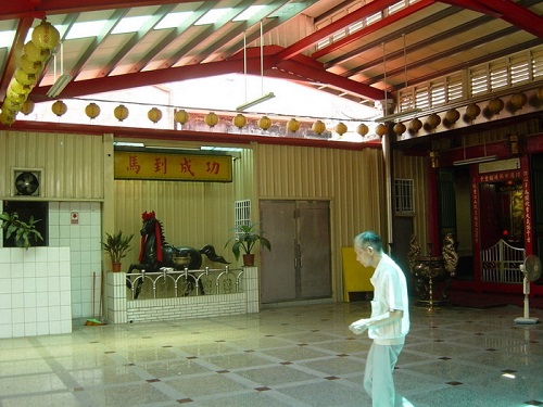 武殿前廟埕，左側為倉庫、銅馬以及廁所。