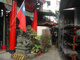 入口右側空間角落雜亂現況