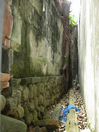 清朝時文昌宮外牆的殘蹟，基礎為大塊卵石堆砌，上方則是以磚塊榻疊，內填卵石、土角砌成的斗子牆。