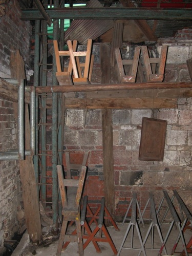 仰山書院殘蹟，被棺木店的相關器具所遮蓋，保存狀況不佳。