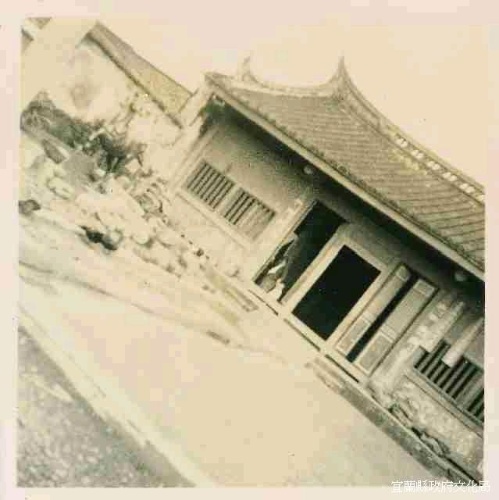 老照片中銅馬(左上方)位在武殿前的花圃中