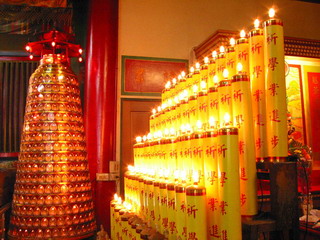 文昌宮大殿內祈求學業進步的光明燈