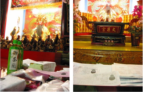 左圖：關聖帝君前擺滿了應考學子的淮考證與祭品 / 右圖：文昌帝君前擺滿了應考學子的淮考證