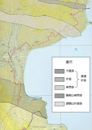 圖3 東澳的地質圖。東澳灣的岩性大都為片岩、角山岩和片麻岩，變質度由北往南慢慢升高，組成烏石鼻的源頭山片麻岩是花崗岩漿入侵的巨大岩脈