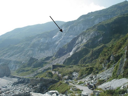 圖5 蘇花公路海岸上開採大理岩的礦場（箭頭處）