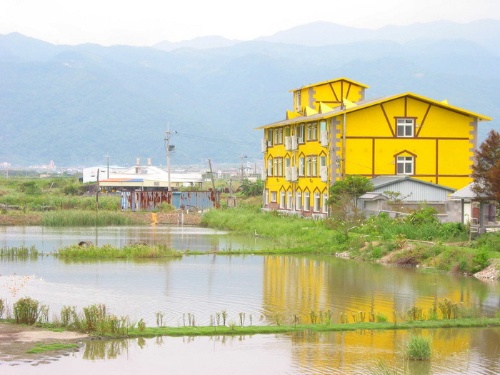 河船駛到車路頭後往上游分岔成二條溪水