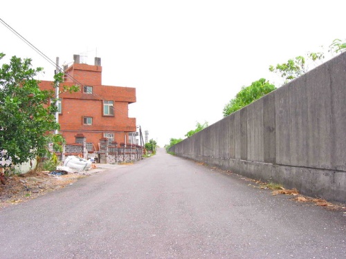 堅固的堤岸保護著居民的家園