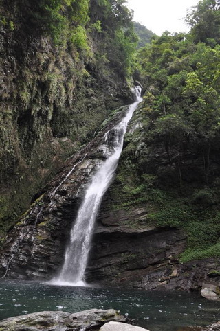 圖4 澳花瀑布。高約50公尺，瀑潭長寬各約80、60公尺，瀑布的水量經年豐富，飛躍的水花充滿整個山谷時，常可見彩虹高掛在山壁上。