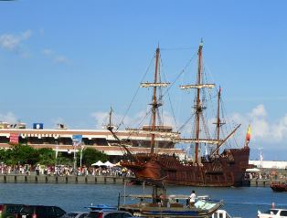 安達魯西亞號停靠在烏石港期間，吸引大批民眾爭睹古船風采 (莊雅惠 攝)