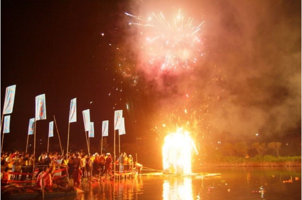 放水燈之功能在於召引海上之孤魂野鬼，至陸上享受中元普度的供奉 (2009年)