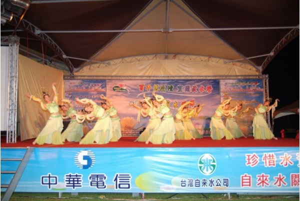 宜蘭放水燈活動同時結合中華電信、台灣自來水公司等，宣導各項珍惜資源及環保愛家園等活動