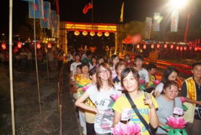 宜蘭河畔等候施放水燈的人們 (2009年)