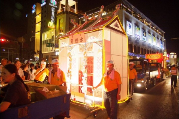 特別訂製的超大型水燈頭，移動時須車輛運送 (2009年)